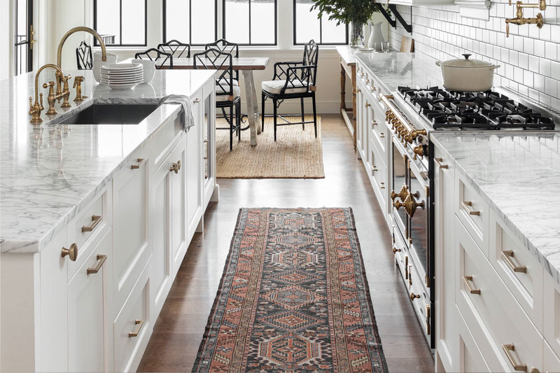 Ковровая дорожка с узорами на кухне